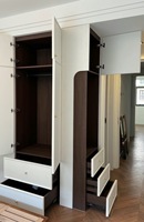 Armoire à portes cintrées de style français avec tiroirs et rangements