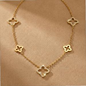 Chaînes en acier inoxydable plaqué or PVD 18K avec pendentif trèfle ajouré et fleur pavée de zircone cubique, bijoux porte-bonheur tendance, vente en gros - Product Image 1