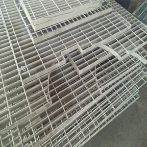 Galvanized Serrated Drainage Covers Grid <b>Steel</b> Grating Berat kg M2 Walkway Platform 32x5mm <b>Steel</b> Bar Grating Serrated <b>Flat</b> bar - Product Image 1