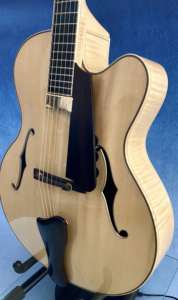 גיטרה חשמלית ג'אז בעבודת יד של יונזי 2AFlamed Maple Luthier בגודל 18 אינץ', גימור ניטרו, גוף חלול, פיקאה עליונה, לוח אצבע אבוני - Product Image 4