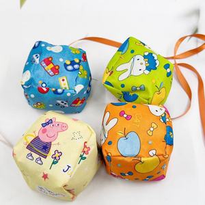 Puf de tela de dibujos animados de 7 cm para entretenimiento en guarderías, puf tradicional hecho a mano al por mayor, puf de juguete nostálgico para niños - Product Image 1