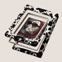 Décoration murale en cuir motif Dalmatien : Portrait de chien tendance avec lunettes de soleil et écharpe rouge pour salon, hôtel – Décoration audacieuse et luxueuse
