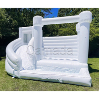 Château gonflable commercial blanc à louer pour fêtes, avec toboggan, toit et crochets pour suspendre des ballons