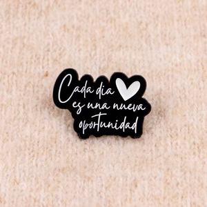 Chaque jour est une nouvelle opportunité – Broche créative en forme de lettre espagnole, badge en forme de lettre anglaise, médaille, accessoires vestimentaires - Product Image 3