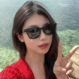 Gafas de Sol Gm Unisex con Marco Negro de PC, Protección UV400, Estilo con Remaches, para Conducir y Uso en la Calle - Product Image 3