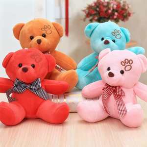 Ours en peluche classique avec nœud papillon à carreaux et broderie sur les pieds, ours doux et coloré pour cadeau de baby shower - Product Image 1
