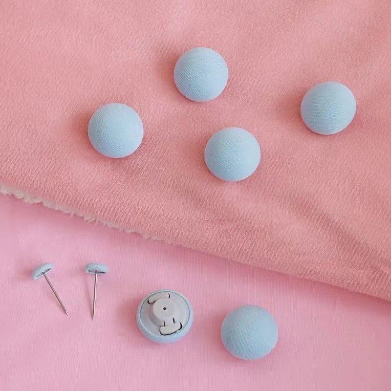 Un article recouvert de tissu bleu