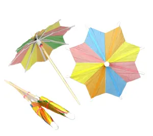Meyve çubukları bambu kürdan yeşil tropikal hindistan cevizi hurma yaz günü kağıt şemsiye ve renkli içecek şemsiye