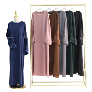 Nueva Abaya Premium de Manga Larga, Satén Arrugado, Diseño Sencillo con Bolsillos, Ropa Islámica para Mujer - Product Image 1