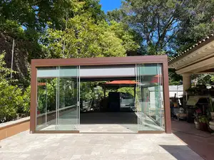 Pergola moderne avec cadre enduit de poudre et bois traité sous pression naturel