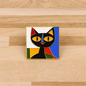 Pin de solapa de esmalte de gato negro abstracto cubista, broche de arte moderno con diseño geométrico cuadrado y bloques de color, para amantes del arte y regalos - Product Image 2