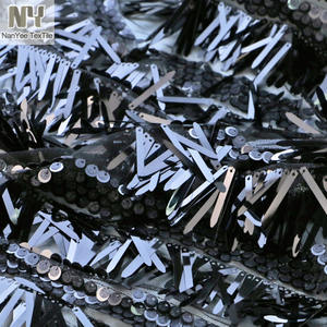 Tessuto Nanyee a forma di freccia a spillo in tessuto di paillettes con spada nera oversize da 4cm - Product Image 4