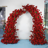 Romantische rood-witte hoornvormige bruidsboog bloemstuk kunstmatige roos bloemenachtergrond voor evenement ceremonie decoratie