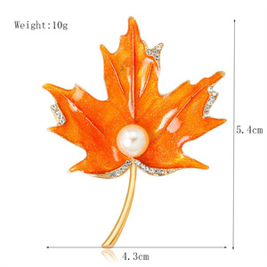 Broche en forme de feuille d'érable en strass <span class=keywords><strong>YOUFENG</strong></span>, vente chaude, pour femmes, en alliage, avec gouttes d'huile, broche en perles de feuille d'érable, bijoux de fête, badge - Product Image 5
