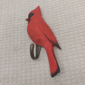 ตะขอแขวนเสื้อผ้าติดผนังรูปนกคาร์ดินัลแกะสลักจากไม้บาสวูดสมัยใหม่ - Product Image 4