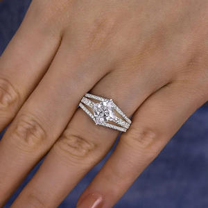 Bague de fiançailles en or blanc avec diamant taille princesse, pierres latérales en diamant naturel couleur D pour femme - Product Image 6