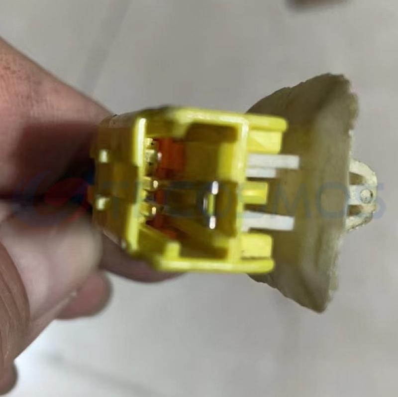 Car Connector For Sensor Yellow 8J0972576 has 3 pins CT3-0240G