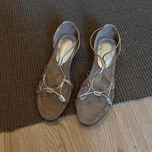 Chaussures imprimées tendance, uniques et de qualité supérieure, faites à la main, en daim et velours antidérapant, pour tous, disponibles en différentes couleurs et tailles. - Product Image 3