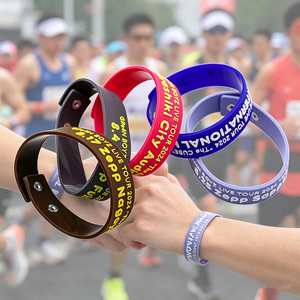 สายรัดข้อมือซิลิโคนพิมพ์ลายนูนแบบนิ่มพิมพ์โลโก้ตามสั่งขายส่ง สายรัดข้อมือเรืองแสงสำหรับงานอีเว้นท์ ปรับแต่งได้ - Product Image 2