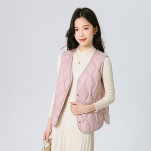 <span class=keywords><strong>Chaleco</strong></span> Rosa acolchado ondulado para <span class=keywords><strong>mujer</strong></span>, <span class=keywords><strong>chaleco</strong></span> de plumón de pato ligero de lujo con cuello en V para <span class=keywords><strong>mujer</strong></span>, <span class=keywords><strong>chaleco</strong></span> cálido con patrón de ondas de nuevo estilo de invierno de talla grande - Product Image 1