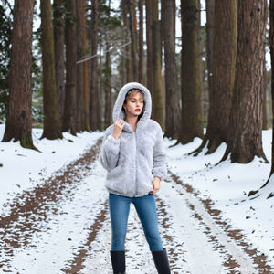 Giacca Invernale da Donna Personalizzata Taglie Forti 2026 in Pelliccia Sintetica Caldo Cappotto con Cappuccio Prezzo di Fabbrica da Shenzhen Lily Cheng - Product Image 3