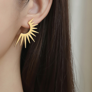 Joyería Minimalista, Aretes y Collar con Diseño de Línea Solar, Chapados en Oro de 18K, Acero Inoxidable - Product Image 2