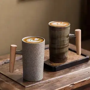 ホームオフィスドリンクウェアギフト用の木製ハンドル錆釉茶ミルクビールタンブラー付き和風ヴィンテージセラミックコーヒーマグ
