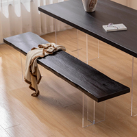 Esstisch aus Acryl und schwarzem Massivholz im Wabi-Sabi-Stil mit langer Dielen bank und einfachem Stuhl für die Freizeit zu Hause