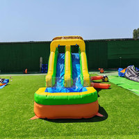 Toboggan aquatique gonflable commercial pour enfants, idéal pour les fêtes en extérieur avec piscine, château gonflable et équipement de divertissement pour jardin.