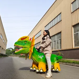Tour de parc d'attractions sur des manèges électriques de dinosaure pour des enfants
