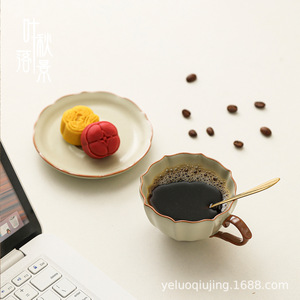 แก้วกาแฟเซรามิกสีเบจ Ru Kiln พร้อมช้อน ด้ามจับรูปทรงแปลกตา ชุดน้ำชาสำหรับช่วงบ่าย - Product Image 1