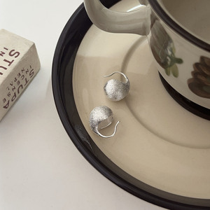 Pendientes coreanos de plata de ley 925 con forma de lágrima esmerilada para mujer, uso diario, diseño geométrico de color dorado - Product Image 2