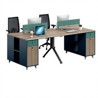 Poste de travail linéaire moderne avec structure métallique en A, rangement latéral vert, plateau E1, bureau triple pour employés