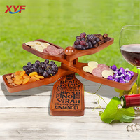 Creatief aperitiefplateau in de vorm van perzikbloesems, afneembaar tafelblad, dessert, fruit, rode wijn, houten dienblad, modern en eenvoudig