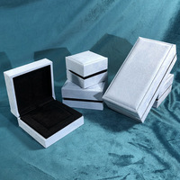 Boîte d'emballage pour bijoux en faux daim bleu ciel avec insert en velours noir pour bagues, colliers, bracelets, boucles d'oreilles, idéale pour les magasins de cadeaux