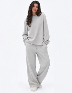 Ensemble de survêtement personnalisé en tricot gaufré pour femme – Sweat-shirt à manches longues et col rond et pantalon large pour l'automne - Product Image 1