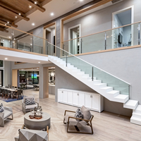 Escalier en L intérieur élégant en bois massif avec design moderne et garde-corps en verre ou en acier