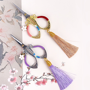 Ciseaux à broder portables avec pompon décoratif, lame tranchante en acier inoxydable pour le point de croix, la couture, l'artisanat, <span class=keywords><strong>cadeau</strong></span> rétro - Product Image 2