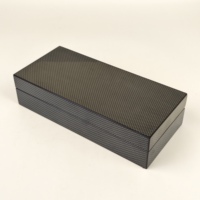 Boîte à bijoux en bois texture fibre de carbone avec doublure en velours, logo personnalisé, charnière métallique, plusieurs compartiments pour emballage de bijoux de marque, cadeau, vente en gros