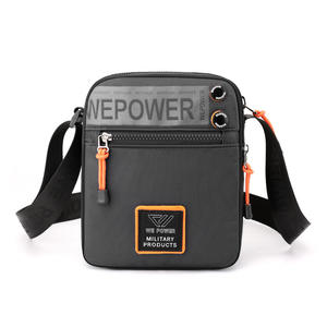 Sac bandoulière en nylon noir résistant à l'eau pour homme, idéal pour les voyages en extérieur, avec détails de couture couleur unie - Product Image 2