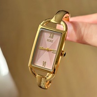 Montre femme bracelet ouvert Art Deco, cadran vert géométrique en relief, boîtier doré rectangulaire, quartz
