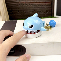 Mini porte-clés jeu Requin à mordre au doigt, jouet anti-stress amusant à presser avec des dents, avec clochette et pendentif de sac
