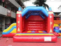 Château gonflable avec toboggan et zone de saut, thème camion de pompiers
