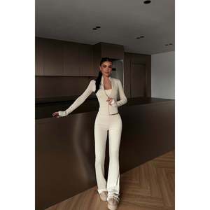 ชุดเซ็ต 2 ชิ้น สีเบจ เสื้อครอปและกางเกงขาสั้นเหนือเข่า ไซส์ XS สำหรับผู้หญิง - Product Image 1