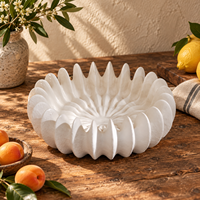 Bol décoratif en céramique crème avec un design de pétales sculptés, plateau irrégulier pour la décoration moderne de la maison