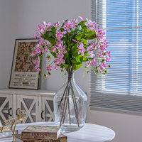 Fleurs artificielles, fausse jasmin pleureuse avec vase en verre, arrangement réaliste de bourgeons de fleurs blanches pour centre de table de hall d'hôtel