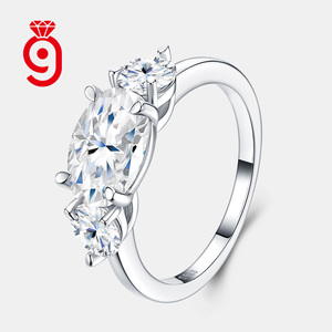 Bague en argent S925 luxueuse et intemporelle à trois pierres rondes en moissanite, pierres graduées pour un engagement significatif, idéale pour le quotidien et les fêtes - Product Image 2