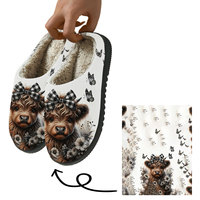 Pantoufles d'hiver en daim pour hommes et femmes, motif nœud papillon imprimé dessin animé, doublure chaude en peluche artificielle, matériau EVA, pour usage domestique