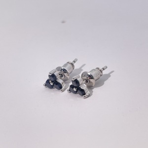 Boucles d'oreilles géométriques en laiton plaqué or Tianyu Gems pour femmes avec trois pierres en zircon cubique noir, design classique et élégant - Product Image 3