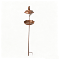 Moderne minimalistische koperen metalen vogelvoeder met parapluvormige bovenkant voor buiten, tuin en terrasdecoratie